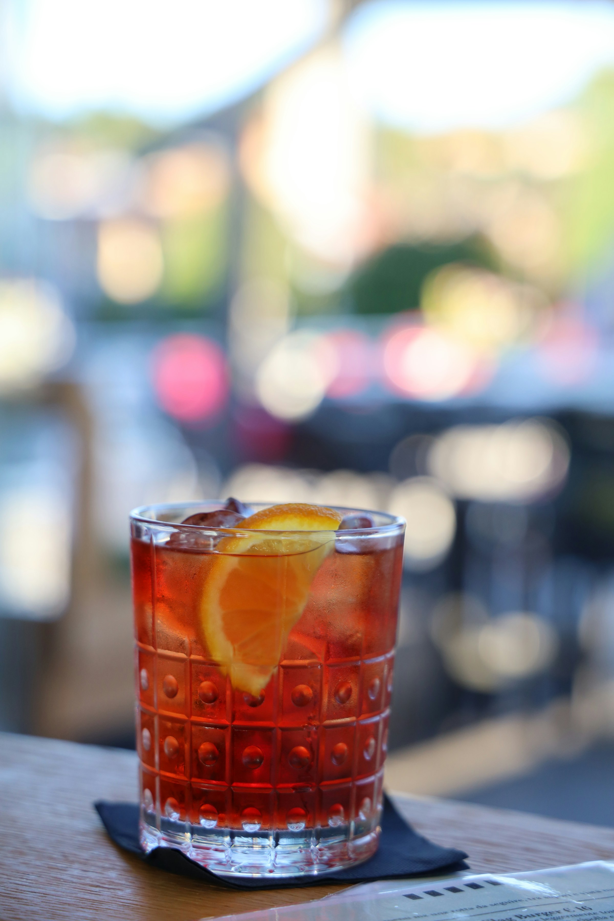En Negroni med vridet apelsinskal